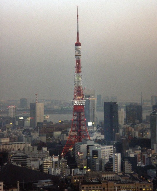東京ミッドタウンから眺める東京タワー（2007数字が点灯）