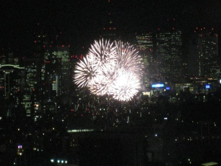 東京ミッドタウンから眺める神宮花火大会