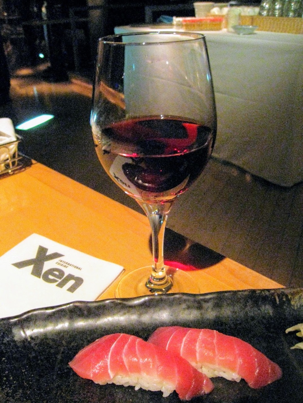 赤ワインを嗜みながら、寿司を堪能