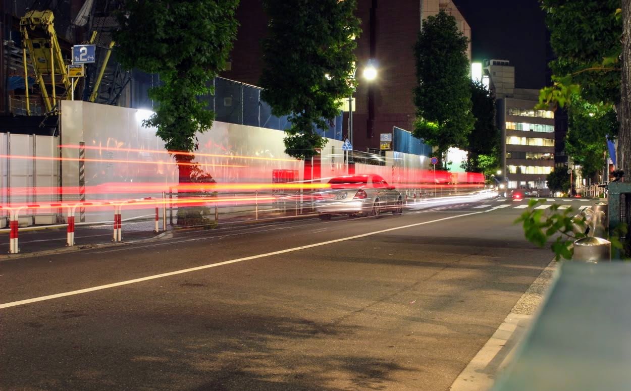 一眼カメラでシャッタースピードを遅くして、夜に車の明かりを撮影：SHUN ONLINE