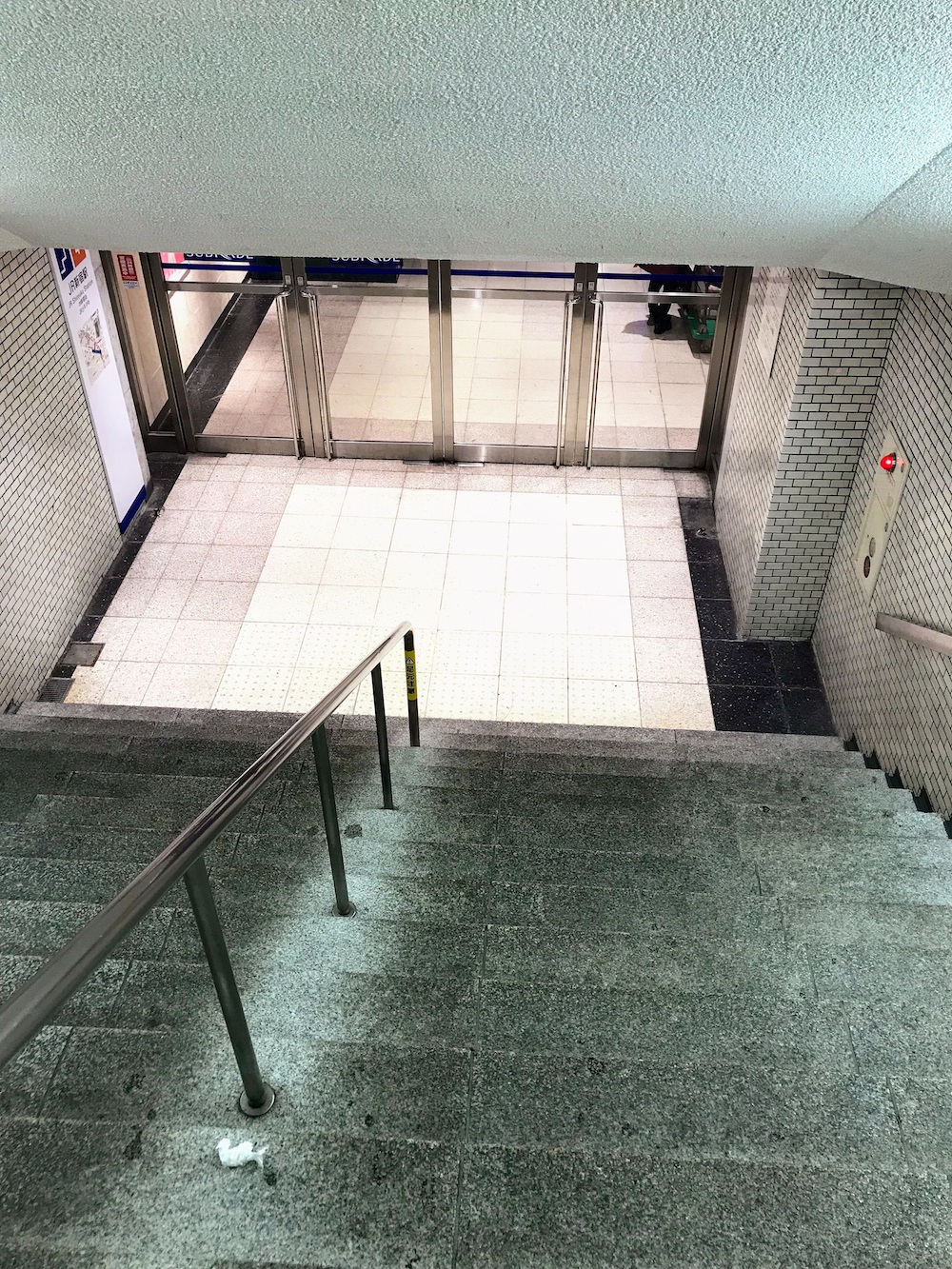 新宿の福家書店手前の階段