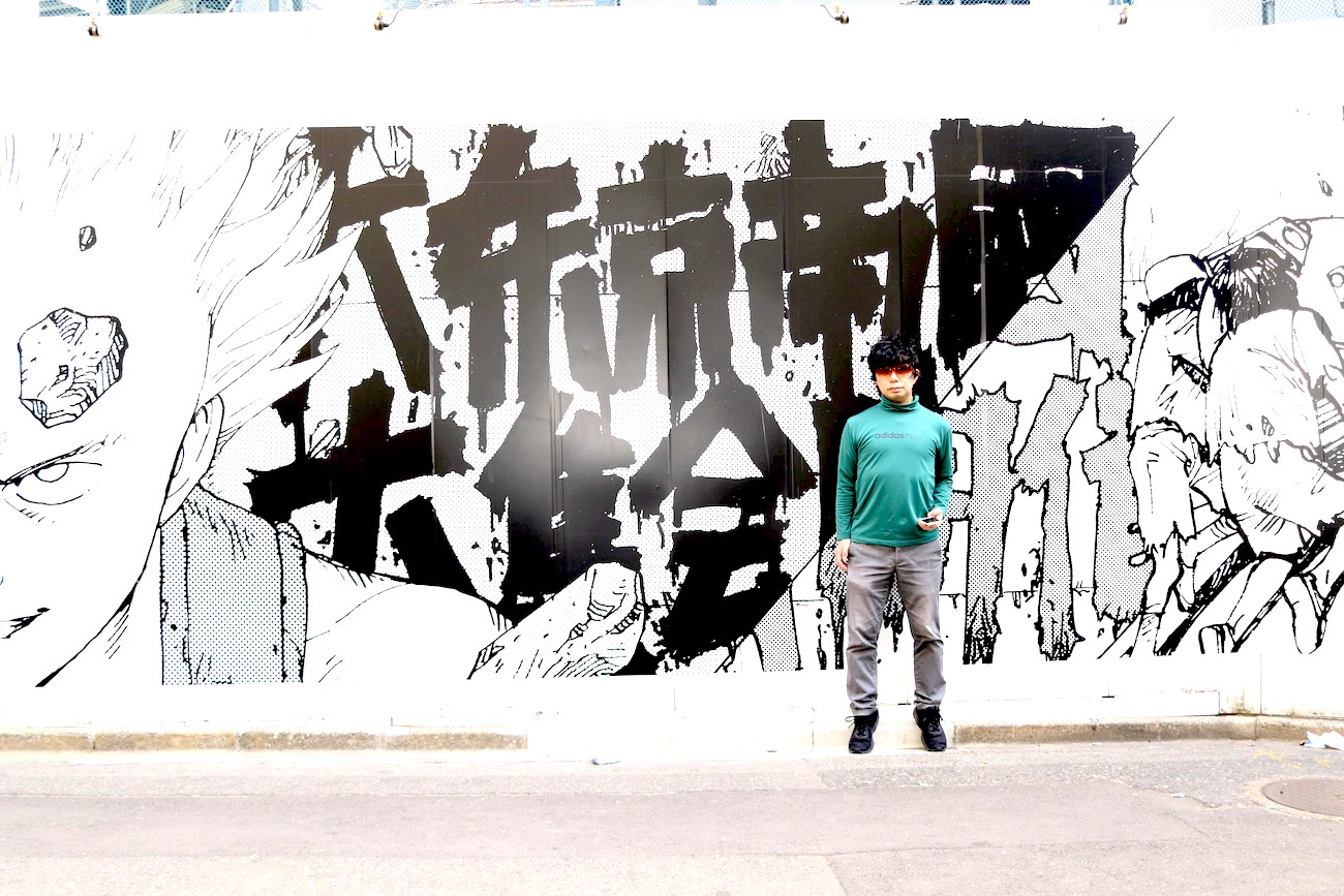 SHUN ONLINE（樺澤俊悟）／渋谷パルコの建替工事現場の壁にコラージュされた『AKIRA』イラスト前にて（2019年4月28日）