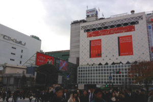 真っ赤な渋谷スクランブル交差点