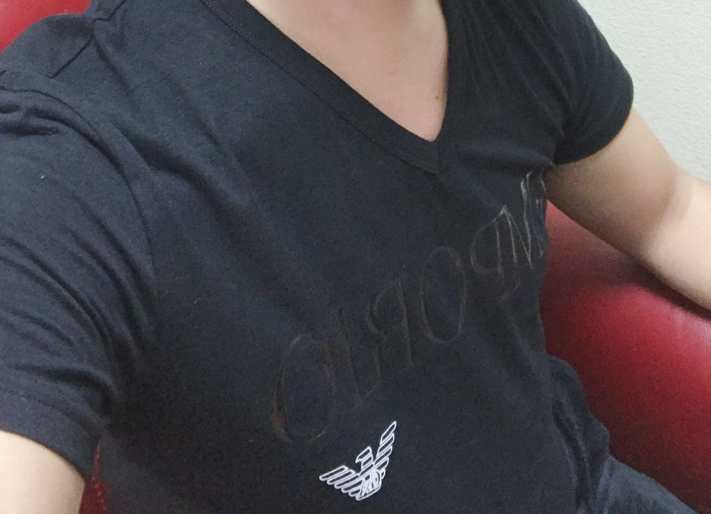 SHUN ONLINE（樺澤俊悟）EMPORIO ARMANI（エンポリオアルマーニ）のTシャツ着用