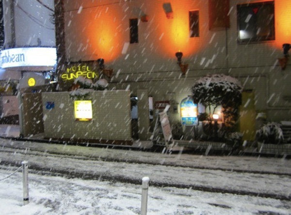 渋谷のホテル街の雪景色