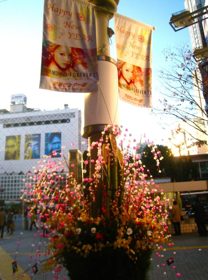 渋谷センター街のHAPPY NEW YEAR装飾・西野カナ