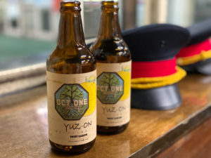 土合駅の「駅茶 mogura」（モグラカフェ）のクラフトビール（ゆず）と駅員さんの帽子（2020年9月6日／撮影：SHUN）