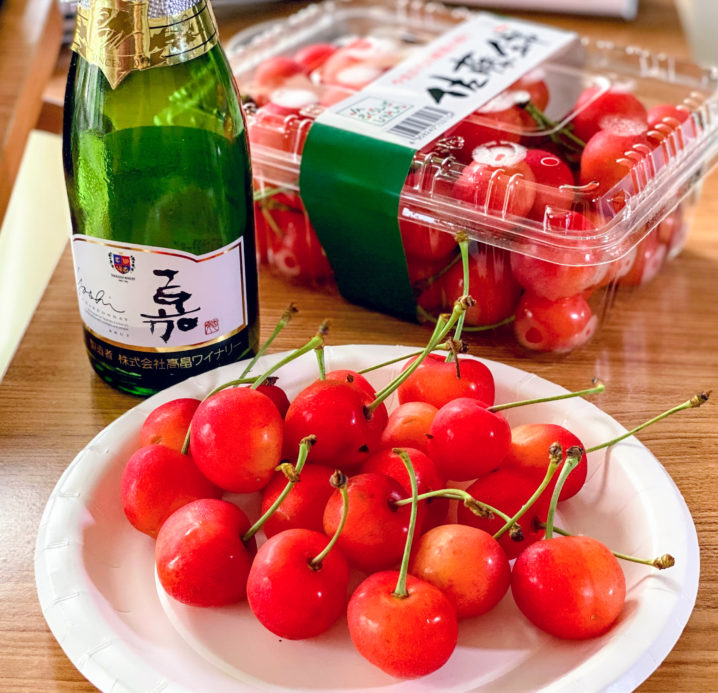 山形の初夏の名物・サクランボ「佐藤錦」を、高畠ワイナリーのスパークリングワインと共に