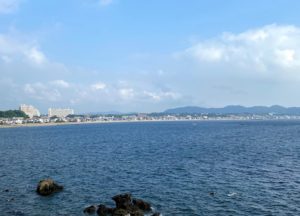HOTEL SURFSIDEから眺める三浦海岸、沖ノ島