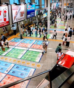 京急の品川駅は、 ホームが行き先ごとにキレイに色分けされている