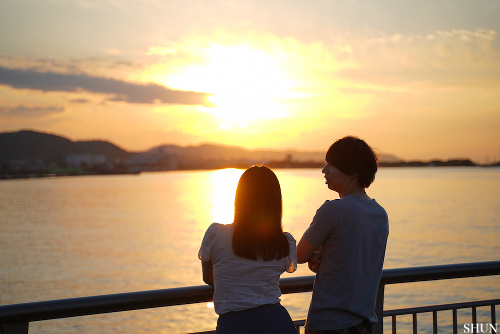 館山夕日桟橋から夕陽を眺めるMV主演の二人／SHUN