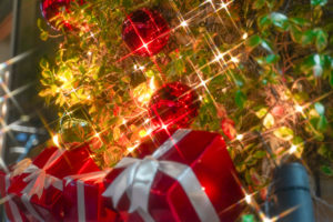 クリスマスイルミネーション（キラキラ輝く十文字の魅惑的な光の効果を演出するカメラフィルターで撮影）2021年12月10日：SHUN