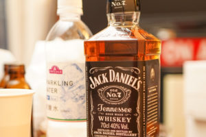 Jack Daniel'sをスパークリングウォーターで割って飲む。／2022年3月5日. 撮影：SHUN