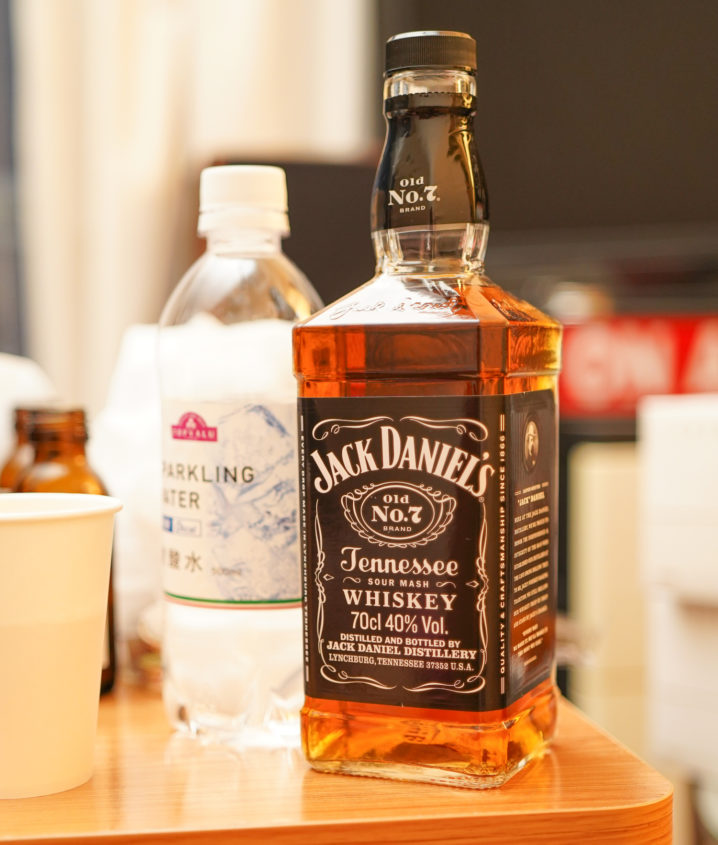 Jack Daniel'sをスパークリングウォーターで割って飲む。／2022年3月5日. 撮影：SHUN