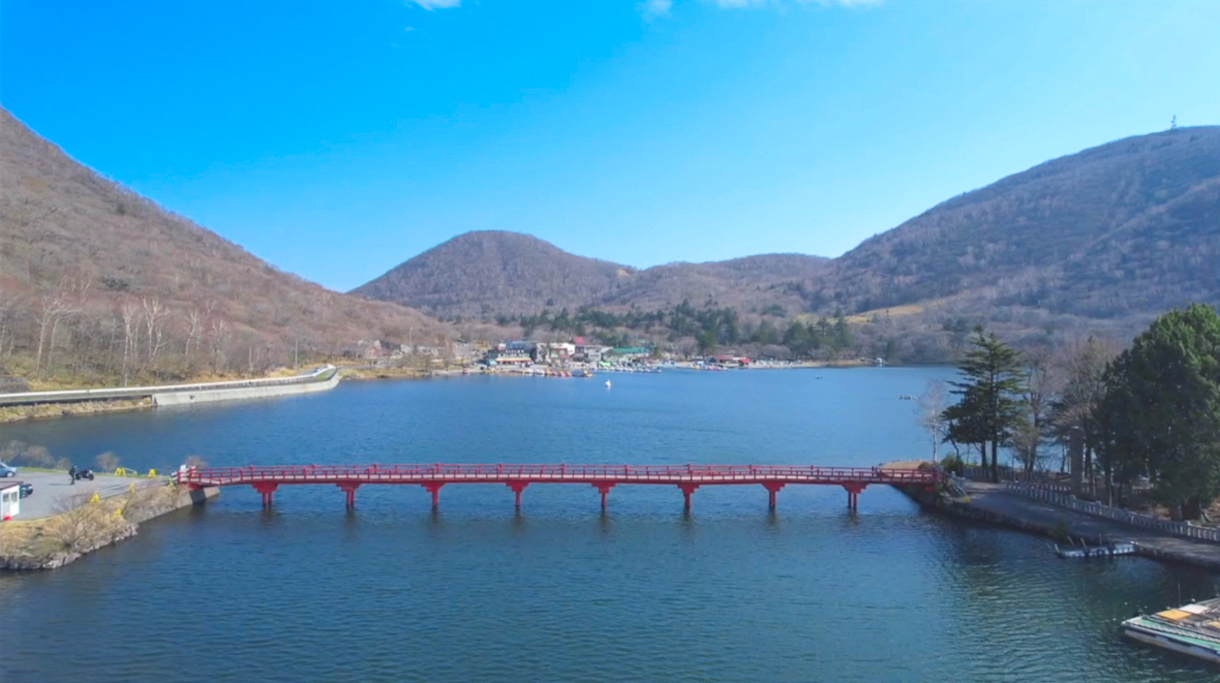 赤城大沼にかかる赤城神社啄木鳥橋／2022年5月5日。撮影：SHUN RocketDive