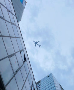 渋谷 Abema Towersの上空を飛行する飛行機。2022年6月5日.撮影：SHUN RocketDive