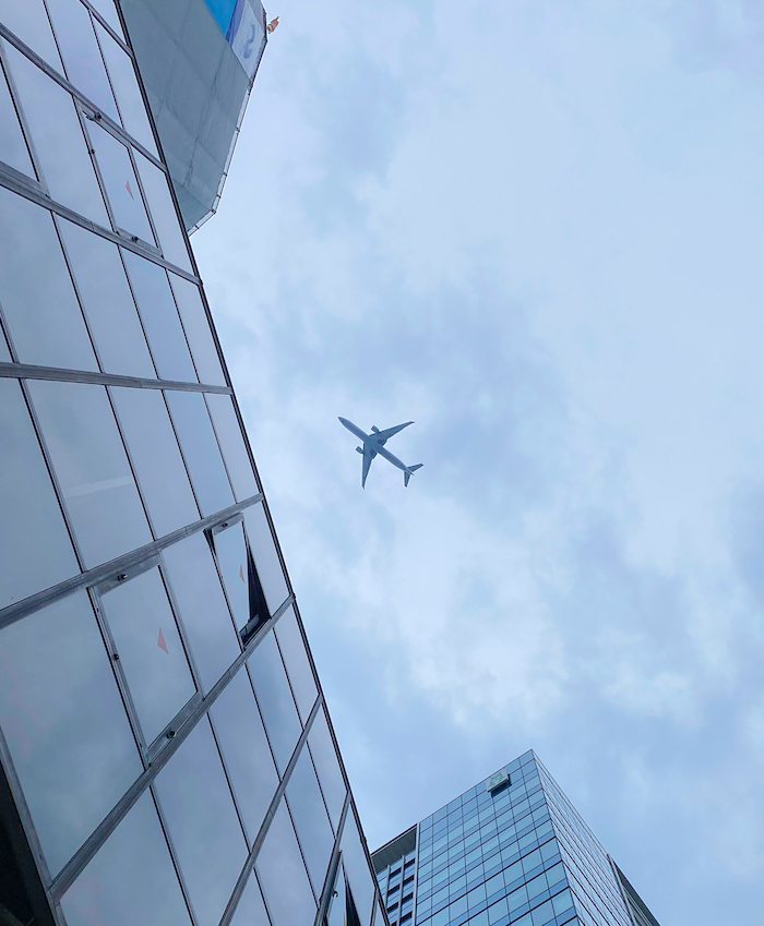 渋谷 Abema Towersの上空を飛行する飛行機。2022年6月5日.撮影：SHUN RocketDive