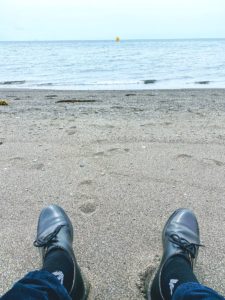 三戸浜でくつろぐ私の脚とDr.Martens.Armaniの靴下.2022年6月5日.撮影：SHUN RocketDive