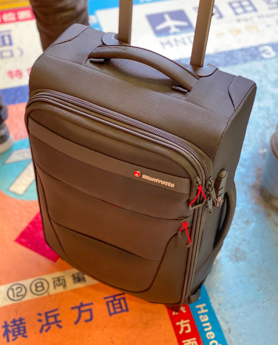 京急品川駅ホームでのManfrottoのキャリーバッグ。2022年6月26日。SHUN RocketDive