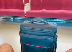 京浜急行でのManfrottoのキャリーバッグ。2022年6月26日。SHUN RocketDive