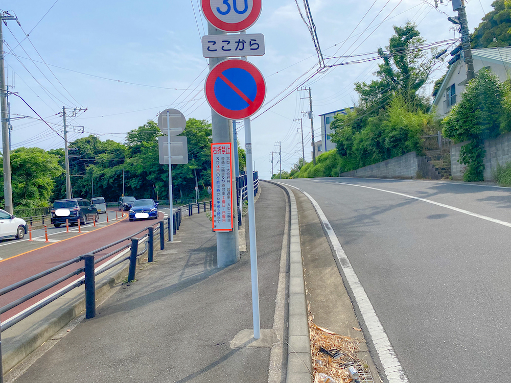 小網代の森の脇を通る道路入り口（右側）。左側の大きな通りが横須賀三崎線。2022年6月5日.撮影：SHUN RocketDive