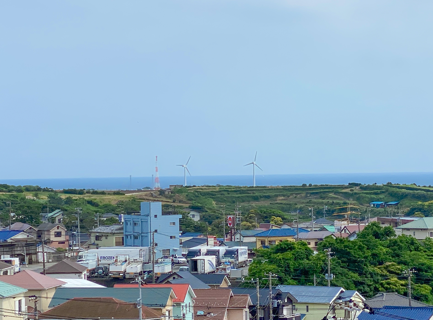 風車（小網代の森の横を通る道路から三浦半島南部を眺めた時に見えた。）2022年6月5日.撮影：SHUN RocketDive