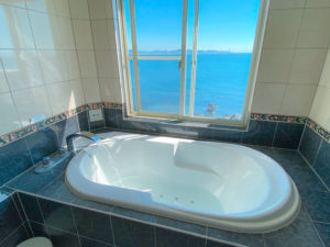 HOTEL SURF SIDE（ホテルサーフサイド）301号室のバスルーム。海が近くに見えて、最高のリラックス空間だ。2022年7月23日。撮影：SHUN ROCKETDIVE