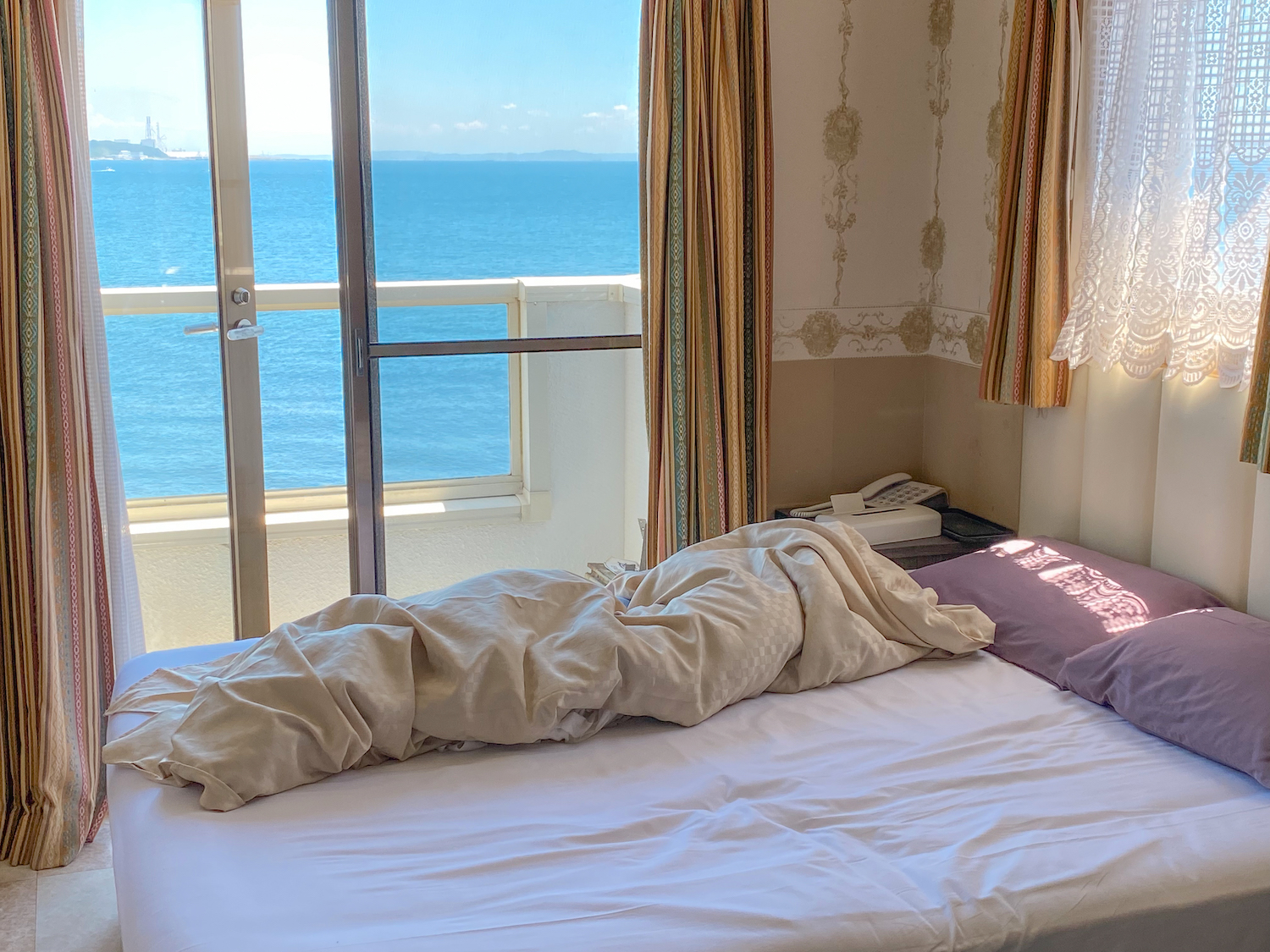 HOTEL SURF SIDE（ホテルサーフサイド）の301号室のベッド。海が見えて、日差しが入り、最高のリラックス空間だ。2022年7月23日。撮影：SHUN ROCKETDIVE