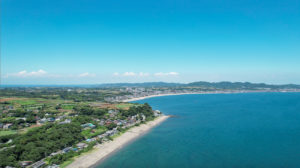 三浦海岸の岬が突き出たところのエッジにHOTEL SURF SIDE（ホテルサーフサイド）がある。2022年7月23日。撮影：SHUN ROCKETDIVE(DRONE)