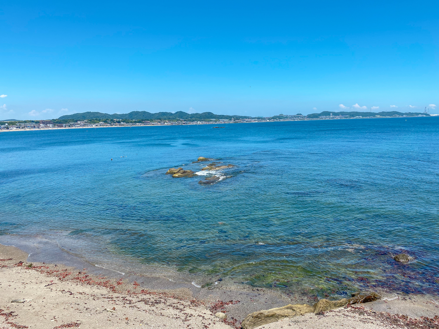 三浦海岸。HOTEL SURF SIDE南側の海。2022年7月23日。撮影：SHUN ROCKETDIVE