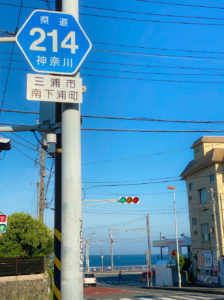 三浦海岸駅から214号線を歩いていくと、程なくして 道路の向こうに海が見えてくる。2022年7月22日。撮影：SHUN ROCKETDIVE