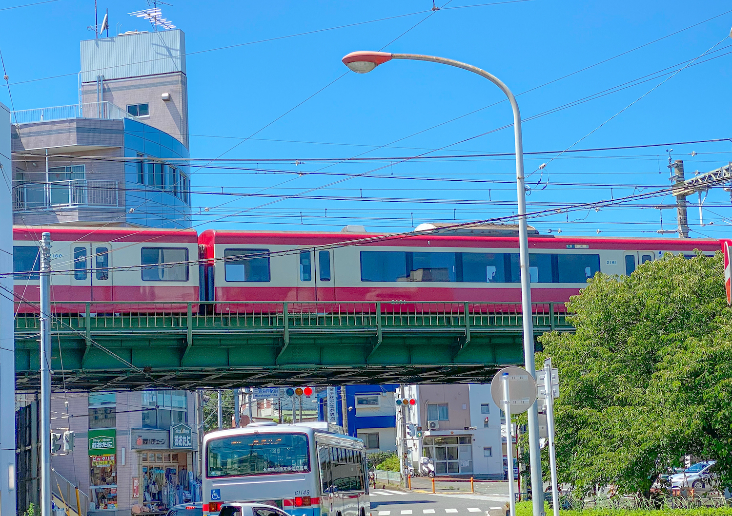 京浜急行電鉄が三浦海岸駅から出発していくところが見える。2022年7月22日。撮影：SHUN ROCKETDIVE