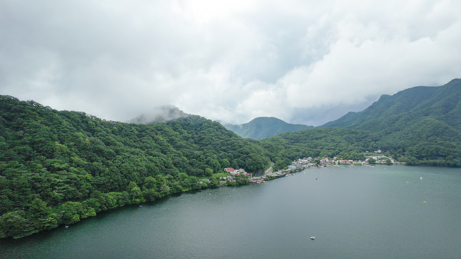 榛名山、榛名湖をDRONE(DJI AIR2S)で撮影.2022年8月12日。撮影：SHUN ROCKETDIVE.