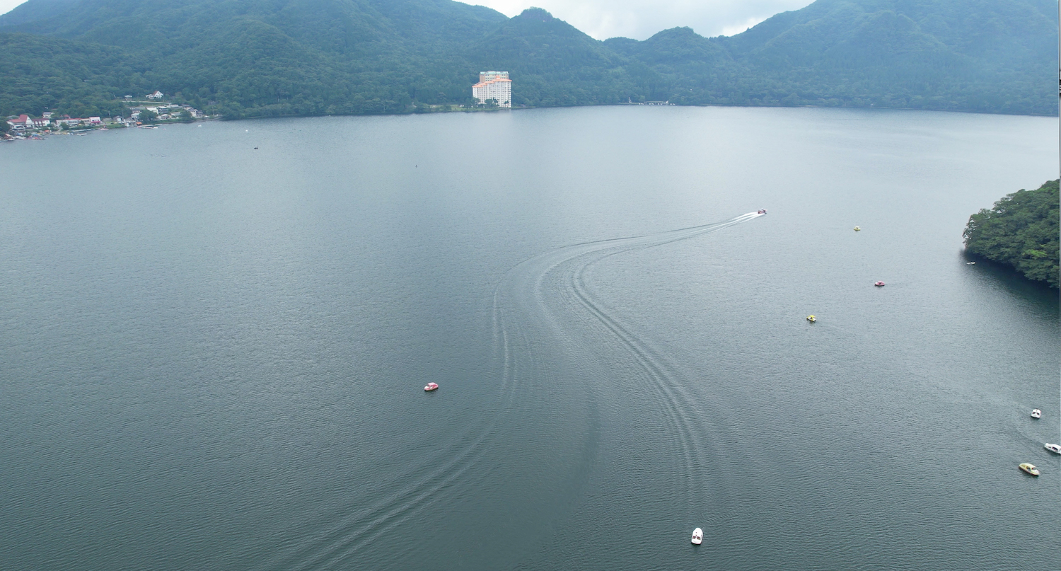 榛名湖上を進むジェットボートをDRONEで追いかけてみた..DRONE(DJI AIR2S)で撮影.2022年8月12日。撮影：SHUN ROCKETDIVE