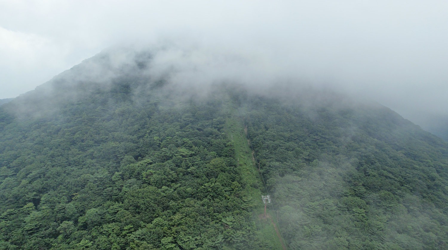榛名山（榛名富士）.雲で山頂が霞んでおり、神がかっている.DRONE(DJI AIR2S)で撮影.2022年8月12日. 撮影：SHUN ROCKETDIVE