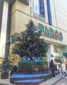 渋谷パルコPART1エントランス前のクリスマスツリー／2015年12月19日。撮影：SHUN