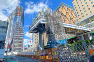 「渋谷駅 新南口」から西側に横断するデッキが建設中／2022年9月16日。撮影：SHUN ROCKETDIVE