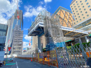 「渋谷駅 新南口」から西側に横断するデッキが建設中／2022年9月16日。撮影：SHUN ROCKETDIVE