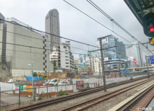 渋谷駅 湘南新宿ライナーのホームから眺める渋谷桜丘地区とﾌｸﾗｽ方面。再開発が進んでいる。2019年8月12日。撮影：SHUN