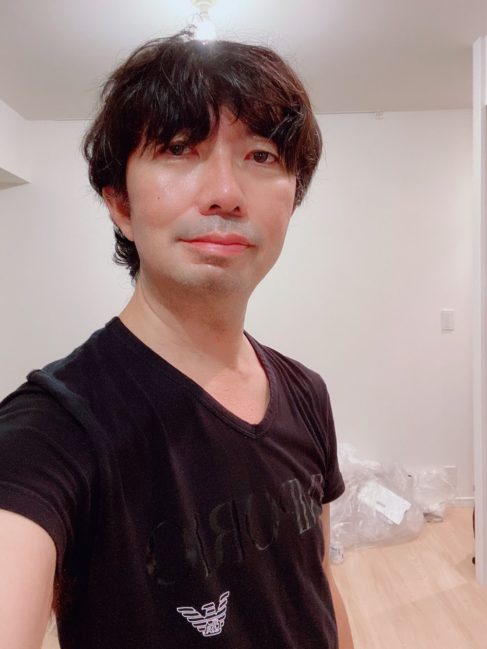 SHUN ROCKETDIVE（樺澤俊悟）2022年9月29日, 東京都渋谷にて. アルマーニのTシャツ着用.