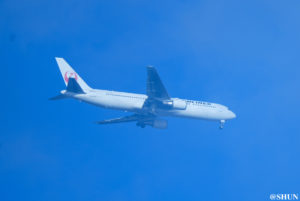 JALの飛行機。部屋の東の窓から望遠レンズで撮影／2022年10月10日、渋谷にて。撮影：SHUN ROCKETDIVE