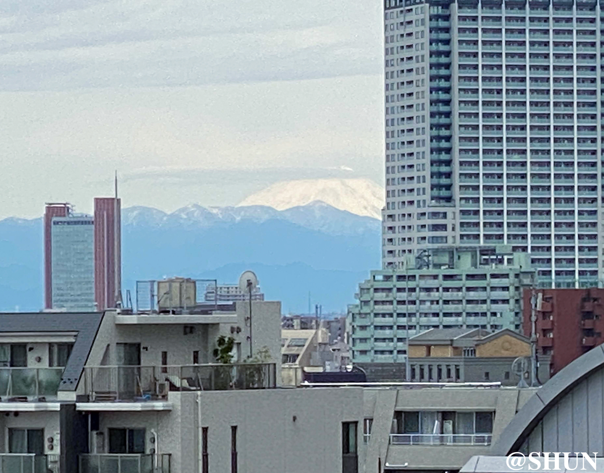 渋谷から眺める富士山が真っ白で、雪化粧している。2022年10月25日。撮影：SHUN ROCKETDIVE