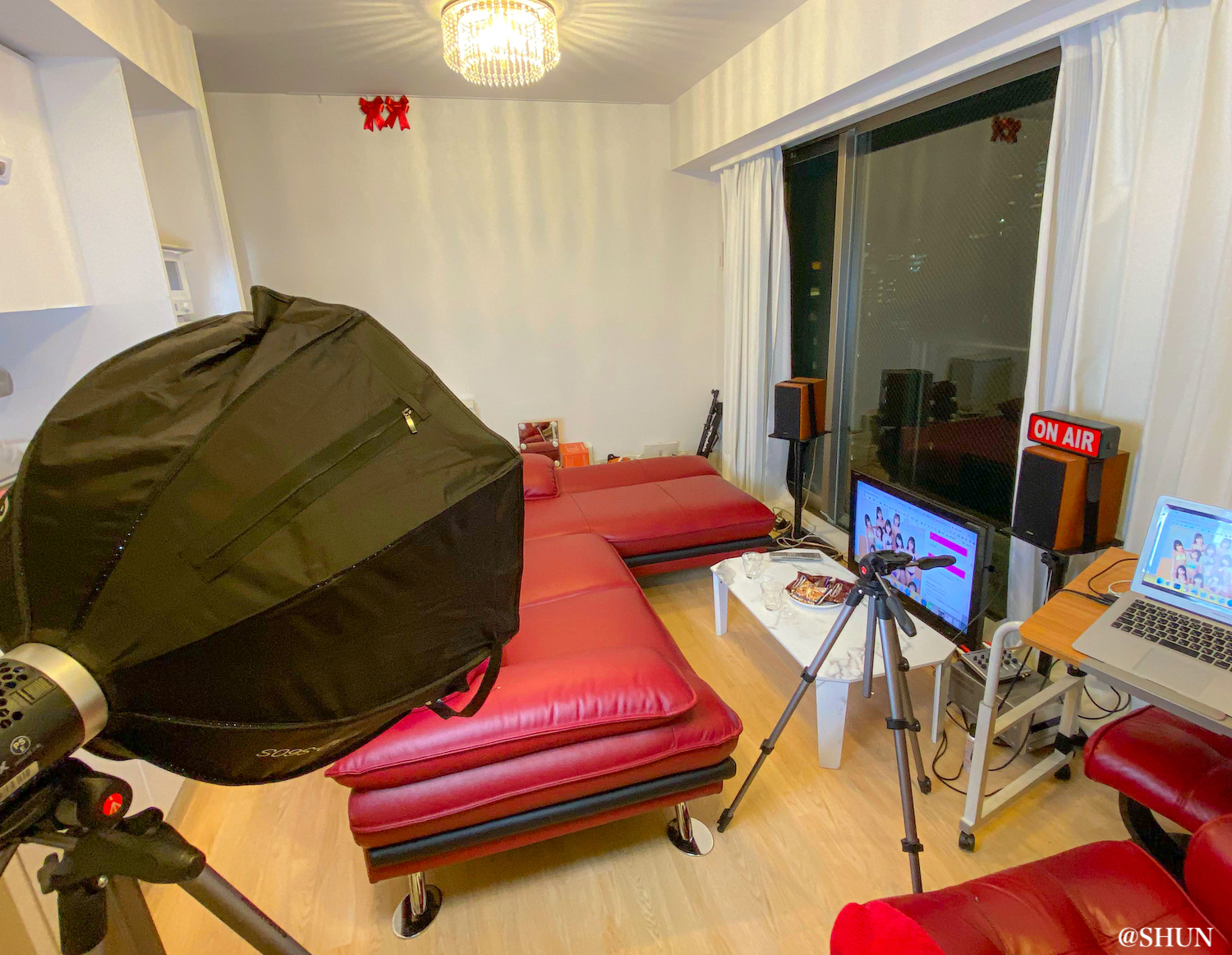 新ソファーを軸に撮影機材をセッティング／2022年11月24日、渋谷の自宅にて。撮影：SHUN