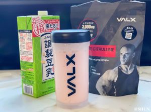 VALXのシェイカー、アルギニンサプリ、豆乳／2022年12月27日、渋谷の自宅にて. SHUN ROCKETDIVE