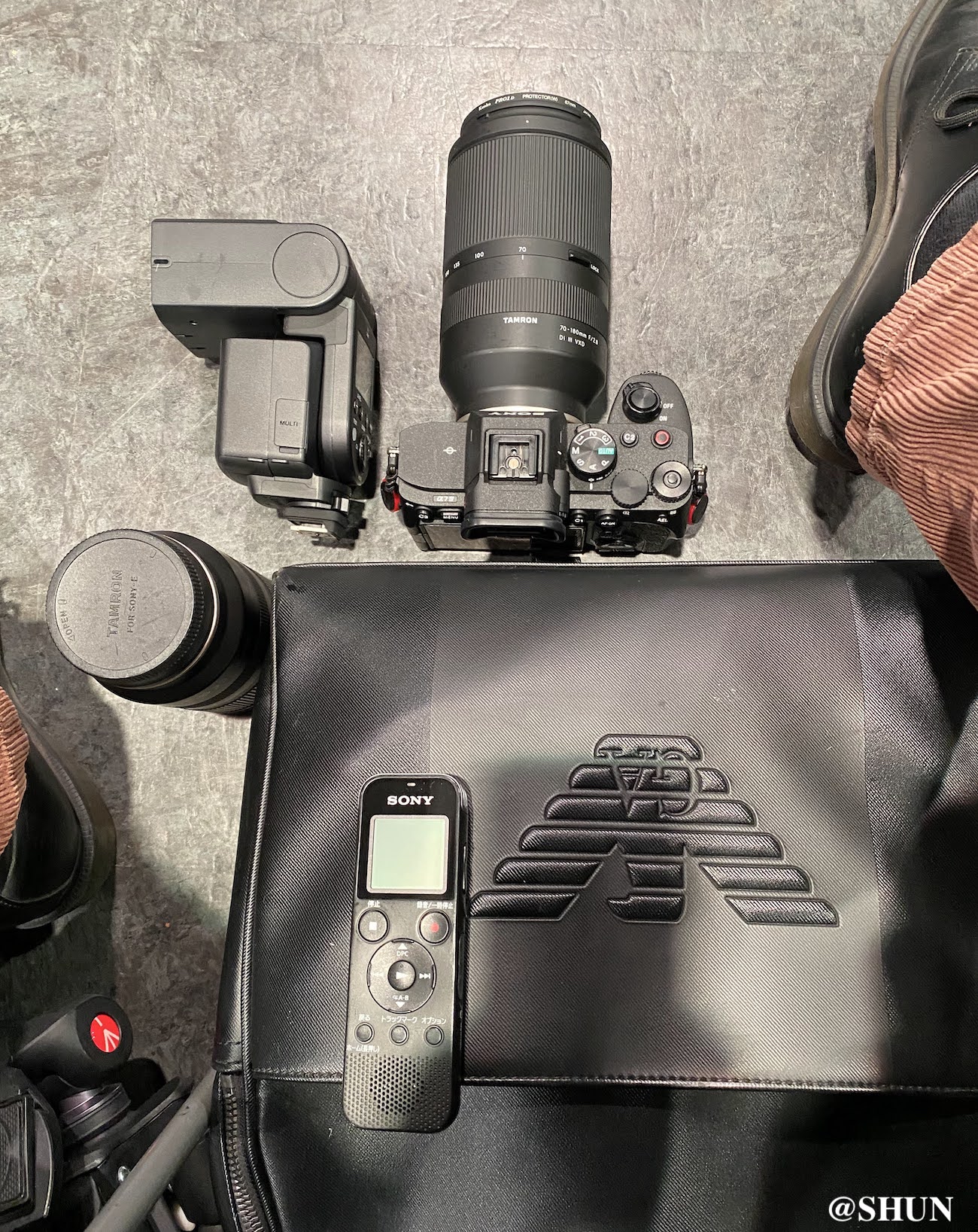 SONYのカメラとアルマーニのバッグ。