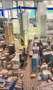「渋谷の近未来図」ヒカリエ11Fに展示されている模型で、駅の南方面から眺めた構図. 2023年2月2日. 撮影：SHUN