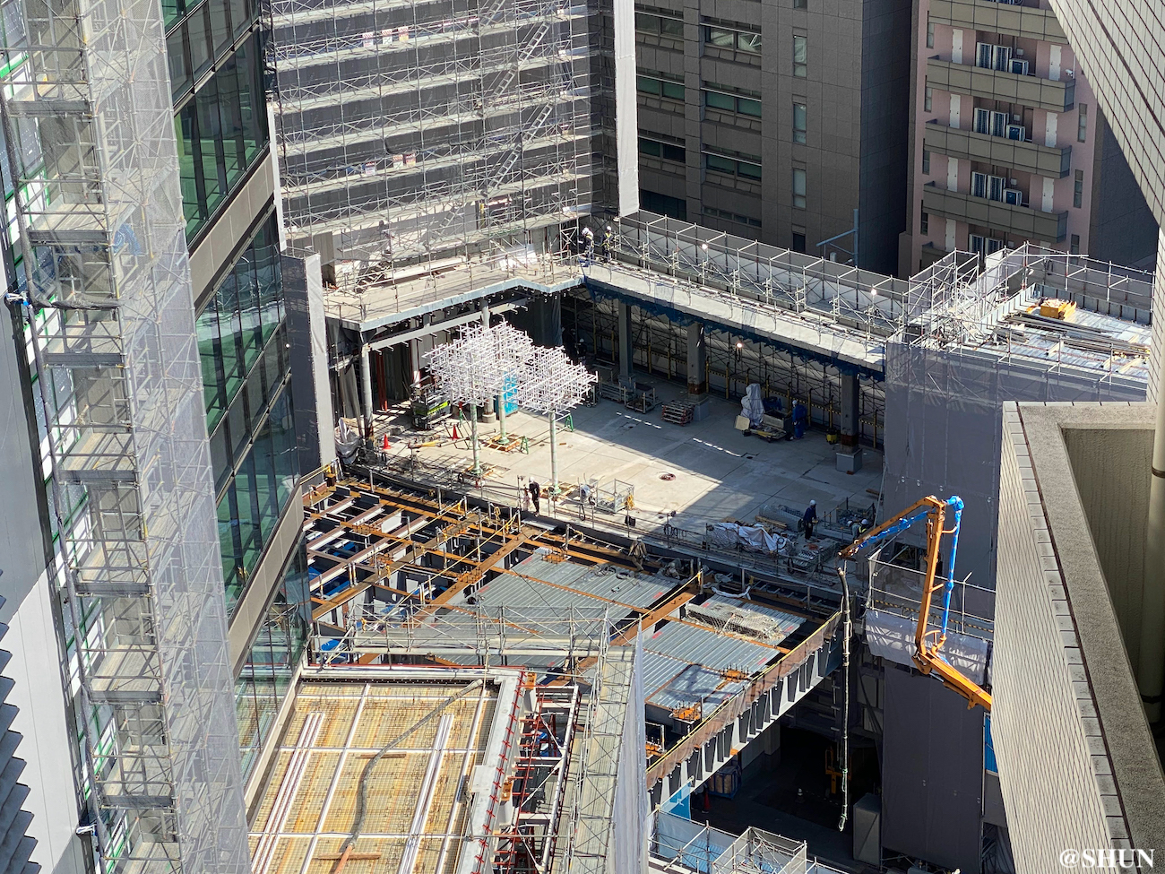 我が家から見えるSHIBUYA SAKURA STAGEの工事現場。遂に渋谷駅直結ビルとコチラ側のビルとの間の橋がかかった。2023年4月10日。撮影：SHUN