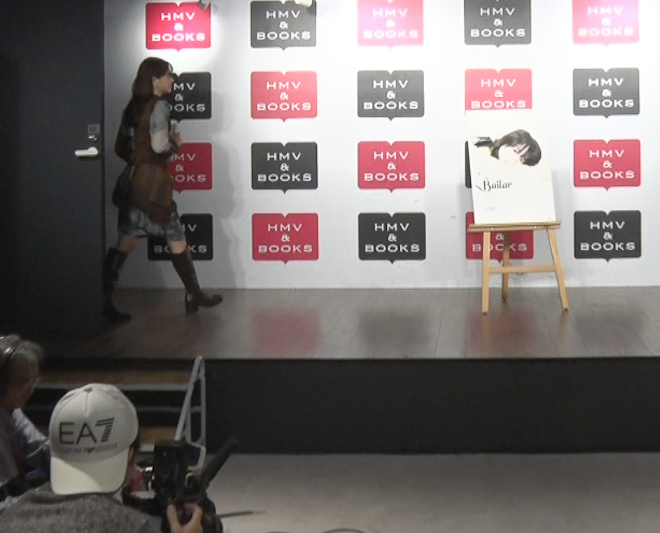 EA7の帽子を逆に被って山本舞香さんの撮影準備しているSHUN. 2023年10月15日、渋谷にて。