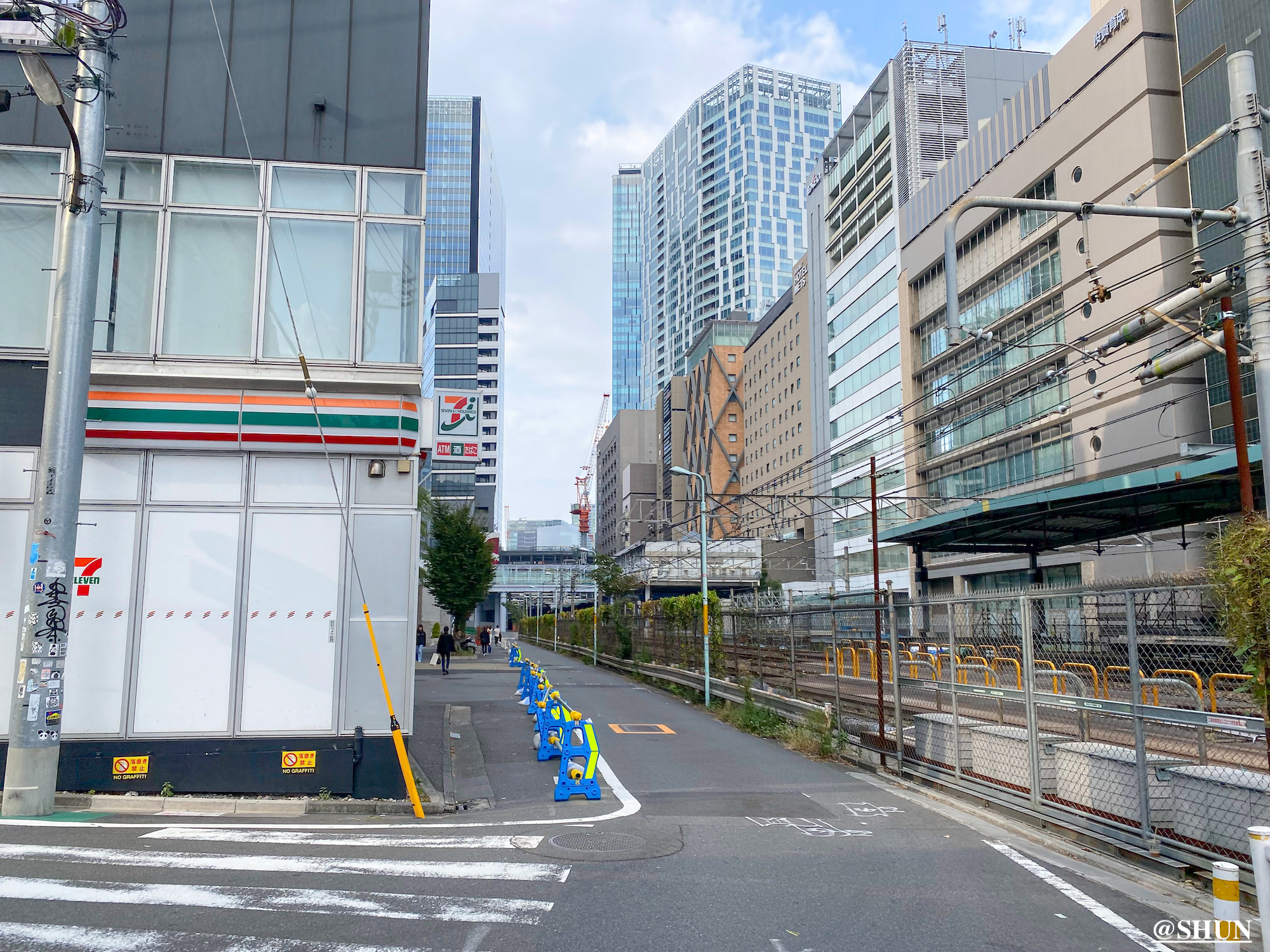 セブン-イレブン 渋谷桜丘東店と補助線街路第18号線／2023年11月5日. 撮影：SHUN