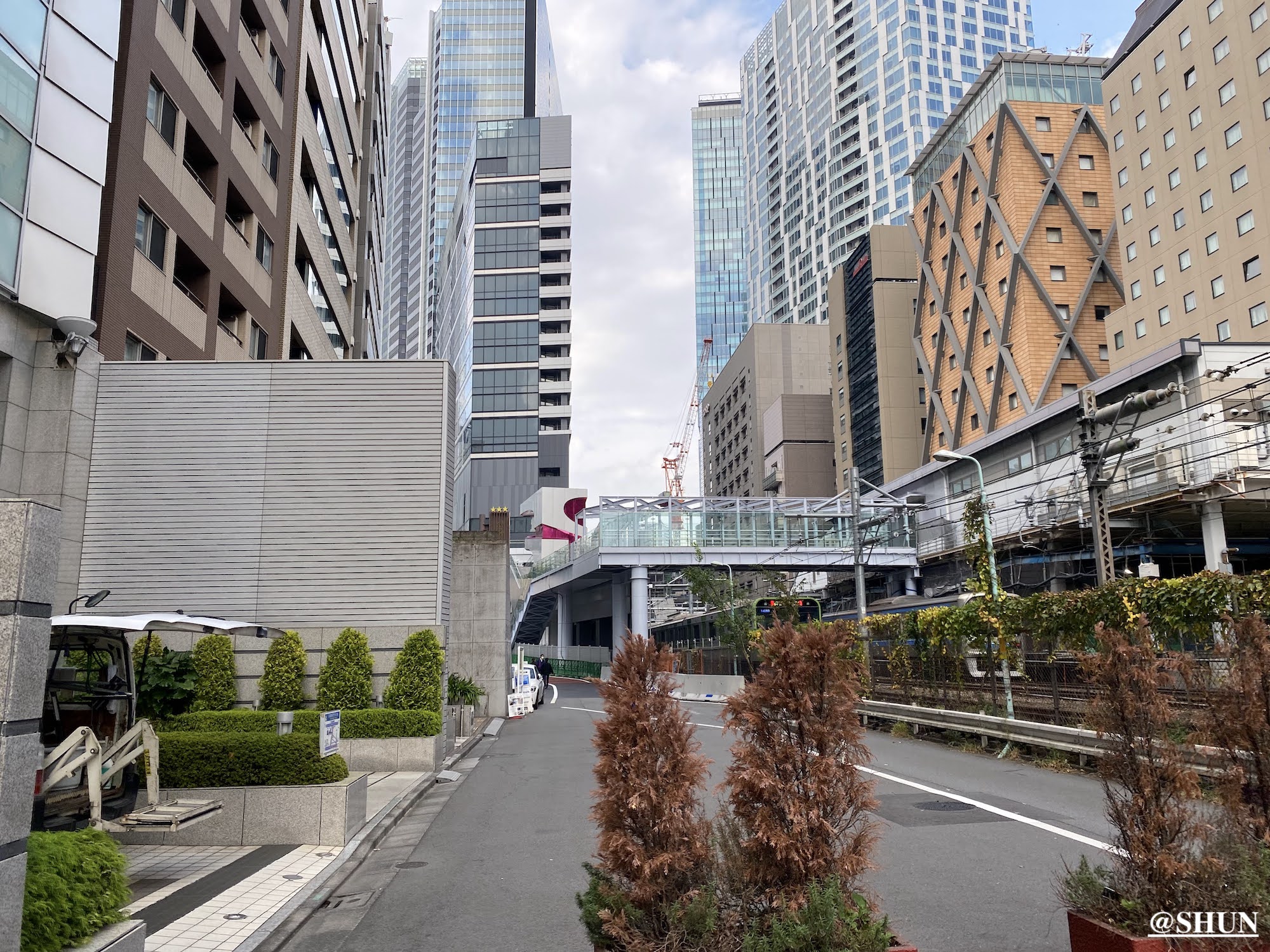 渋谷桜丘と東口を結ぶ連絡橋を南方から眺める／2023年11月5日. 撮影：SHUN